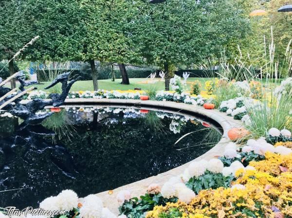 Photo Le Jardin des Plantes : Halloween au jardin des plantes à Rouen. C’était à l’Automne 2019. Plusieurs belles citrouilles étaient posées à plusieurs endroits dans le jardin, mettant de belles couleurs d’automne 😍c, Jardin des Plantes, Rouen, Halloween, Fontaine