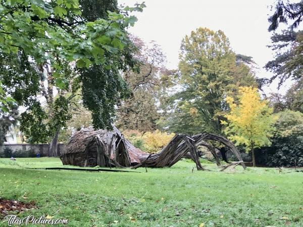 Photo Pieuvre géante : Pieuvre géante au Jardin des Plantes à Rouen. Elle est réalisée avec plusieurs vieilles planches de bois superposées. On dirait une araignée je trouve 😅c, Pieuvre géante, Statue bois, Jardin des Plantes, Rouen