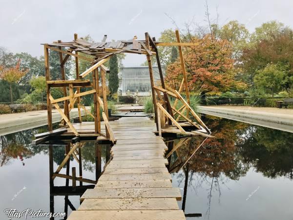 Photo Construction en Bois : Drôle de construction en bois sur ce bassin du Jardin des Plantes à Rouen.c, Construction en bois, Jardin des Plantes, Rouen