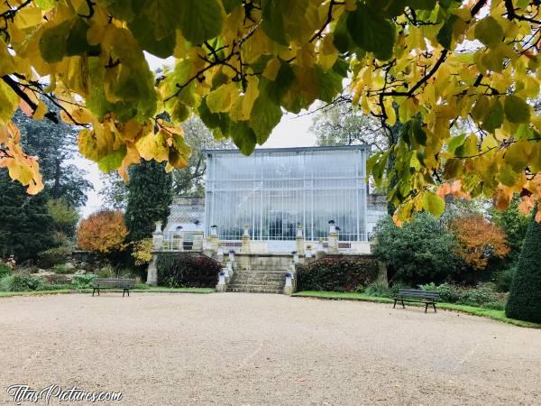 Photo Le Jardin des Plantes : Vieille serre au Jardin des Plantes à Rouen. Comme il pleuvait, je me suis mise à l’abri des arbres pour prendre la photo 😅 Ça lui rajoute de belles couleurs je trouve 😍c, Jardin des Plantes, Rouen, Serre, Automne