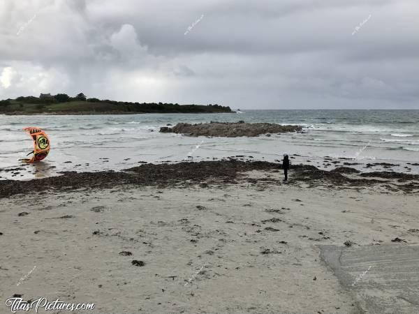 Photo Le Dossen : Plage du Dossen à Santec, avec l’île de Siec en face (ou Île de Sieck - Y’a 2 écritures). Cette île est accessible à pied à marée basse par grande marée. Mais faut pas se louper sur l’horaire pour revenir sans se mouiller 😅
Y’avait pas mal de vent ce jour-là et beaucoup d’averses également 😅c, Plage du Dossen, Santec, Île de Siec, Kitesurf