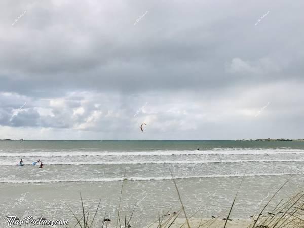 Photo Le Dossen : Plage du Dossen du côté du camping des Dunes. Beaucoup de vent et d’averses ce jour-là, donnant de belles couleurs dans le ciel. Par contre, qui dit ciel gris, dit mer grise 😕c, Plage du Dossen, Santec, Kitesurf