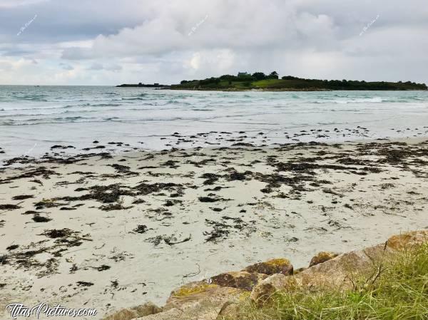 Photo Le Dossen : Plage du Dossen à Santec, avec l’île de Siec en face (ou Île de Sieck - Y’a 2 écritures). Cette île est accessible à pied à marée basse par grande marée. Mais faut pas se louper sur l’horaire pour revenir sans se mouiller 😅
Chouette, le soleil se montre un peu, mais pas pour longtemps 😣😅c, Plage du Dossen, Santec, Île de Siec