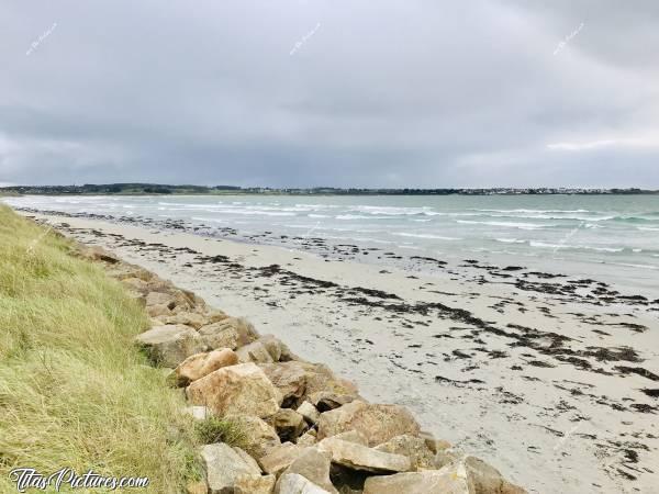 Photo Le Dossen : Plage du Dossen à Santec. Cette plage étant tellement exposée aux intempéries, il a fallu renforcer la Dune avec des grosses pierres. Ça lui enlève tout son charme je trouve 😕c, Plage du Dossen, Santec, Dune, Mer, Sable, Goëmon