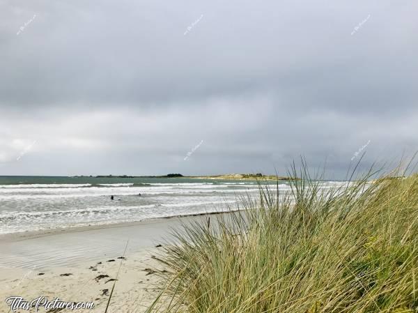 Photo Le Dossen : La plage du Dossen à Santec. On aperçoit l’Île de Siec en face. C’est une belle et grande plage, mais très souvent très venteuse, pour le plaisir des sportifs de plein air.c, Plage du Dossen, Santec, Île de Siec, Dune, Sable, mer