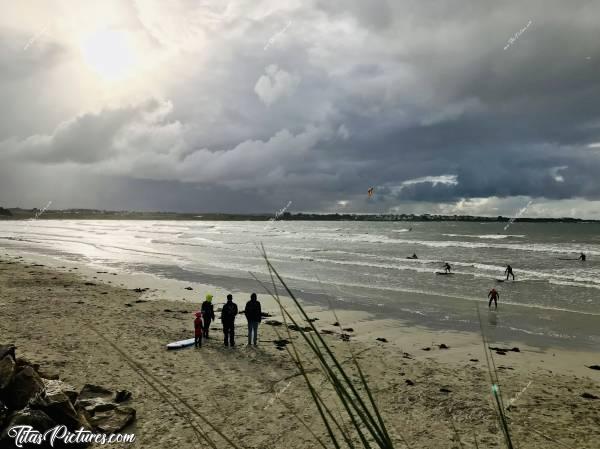 Photo Le Dossen : La Plage du Dossen à Santec. Beau jeu de lumière au travers des nuages ce jour-là 😍 Cette grande plage très exposée au vent, est très appréciée des sportifs : Surfeurs, Kitesurf, Chare-à-voile, Windsurf.c, Plage du Dossen, Santec, Mer, Sable