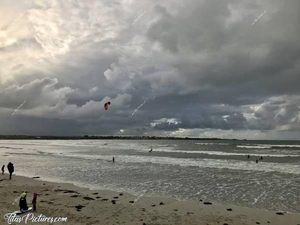 Photo Le Dossen : La Plage du Dossen à Santec. Beau jeu de lumière au travers des nuages ce jour-là 😍 Cette grande plage très exposée au vent, est très appréciée des sportifs : Surfeurs, Kitesurf, Chare-à-voile, Windsurf.c, Plage du Dossen, Santec, Mer, Sable