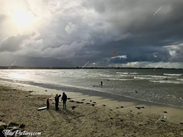 Photo Le Dossen : La Plage du Dossen à Santec. Beau jeu de lumière au travers des nuages ce jour-là 😍 Cette grande plage très exposée au vent, est très appréciée des sportifs : Surfeurs, Kitesurf, Chare-à-voile, Windsurf.c, Plage du Dossen, Santec, Mer, Sable