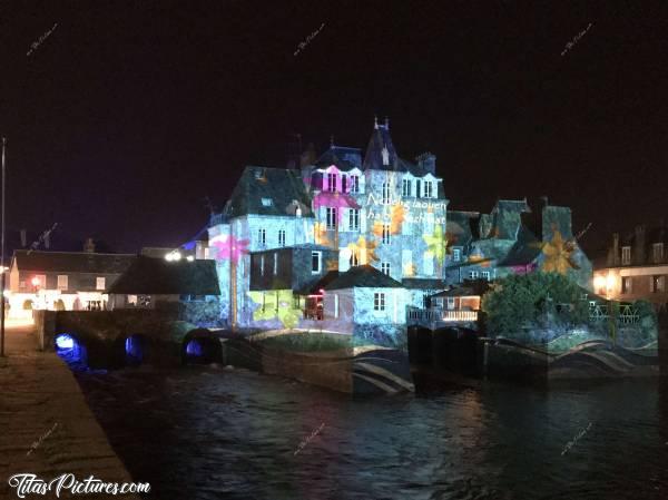 Photo Landerneau by Night : La Rue du Pont surplombant l’Elorn, illuminée par un projecteur animé qui souhaite la bonne année en Breton.c, Landerneau, Pont, Rivière, l’Elorn