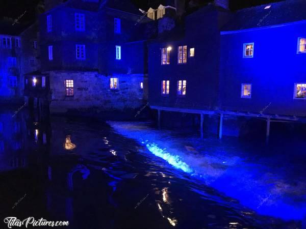 Photo Landerneau by Night : L’Elorn passant sous la rue du Pont éclairé par des spots lumineux changeant de couleur. Très sympa à voir.c, Landerneau, Rivière, l’Elorn, Pont