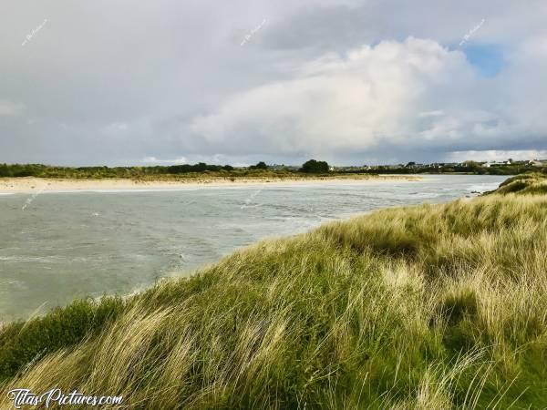 Photo Plougoulm : Petite randonnée en bord de mer à Plougoulm. En face : La plage de Santec avec ses Dunes bien grignotées par les nombreuses tempêtes de ses dernières années 😥c, Plougoulm, Mer, Dunes, Santec