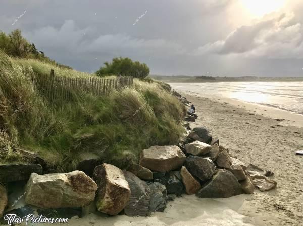 Photo Santec : Petite balade à Santec un jour d’averses. Quelles belles couleurs 😍 Mais quel ciel menaçant 😧 Va pas falloir traîner 😅c, Santec, plage, dunes, mer, rochers