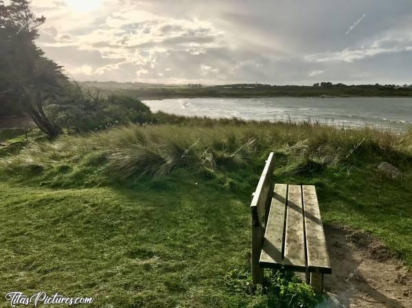 Photo Plougoulm : Petite randonnée en bord de mer à Plougoulm. Ce banc donne bien envie de s’asseoir et de profiter de la vue sur Santec.. Mais le ciel est très menaçant derrière 😅c, Plougoulm, mer, dune, banc