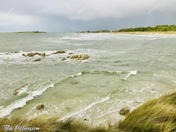 Photo Plougoulm : Petite randonnée en bord de mer à Plougoulm. En face : La plage de Santec avec l’île de Siec en haut à Gauche. Va pas falloir traîner car une averse se prépare 😅c, Plougoulm, Mer, Dunes, Santec, l’île de Siec