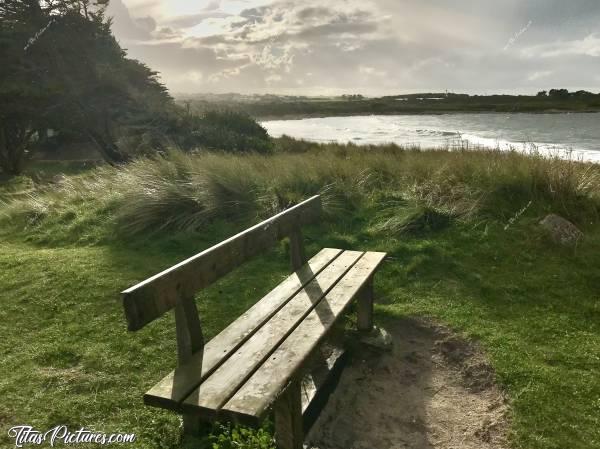 Photo Plougoulm : Petite randonnée en bord de mer à Plougoulm. Ce banc donne bien envie de s’asseoir et de profiter de la vue sur Santec.. Mais le ciel est très menaçant derrière 😅c, Plougoulm, mer, dune, banc