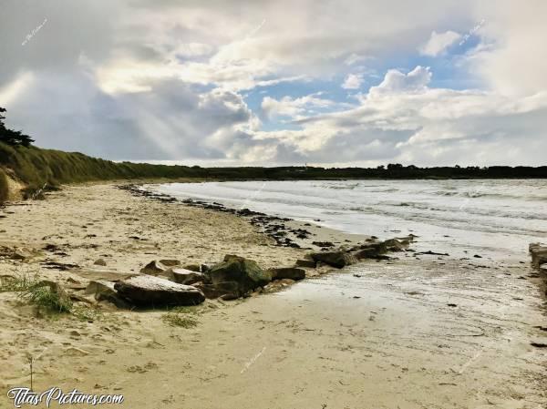 Photo Plougoulm : Belle petite plage à Plougoulm. Ai-je le temps de marcher un peu le long de la mer? Ou vaut mieux laisser tomber si je veux pas être trempée? 
Oops, trop tard, la pluie est déjà là 😅c, Plougoulm, plage, mer, sable