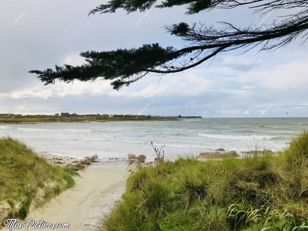 Photo Plougoulm : Belle petite plage à Plougoulm. Ai-je le temps de marcher un peu le long de la mer? Ou vaut mieux laisser tomber si je veux pas être trempée? 
Oops, trop tard, la pluie est déjà là 😅c, Plougoulm, plage, mer, sable