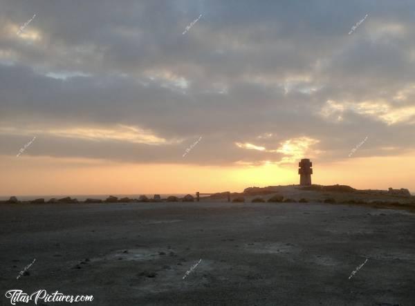 Photo La Pointe de Penhir : Joli coucher de soleil sur la Croix de Pen-Hir, à Camaret-sur-Mer. Cette photo a déjà quelques années (Mars 2016). Je suis retombée dessus dernièrement et je me suis dit qu’elle pourrait vous plaire.. 😊c, Croix, Pointe de Pen-Hir, Camaret-sur-Mer