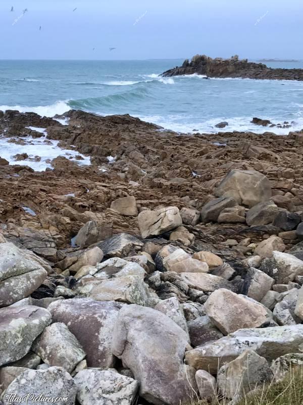 Photo Crac’h zu : Grosses vagues à la plage des surfeurs de Crac’h zu, à Cléder. Mais pas de soleil 😢 Mais obligée de faire une photo quand même 😋c, Crac’h zu, Cléder, Rochers, vagues