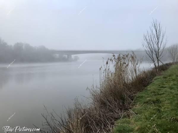 Photo Saint-Hilaire-le-Vouhis : Randonnée bien fraîche le long du Lac de la Vouraie, à Saint-Hilaire-le-Vouhis. Le brouillard est tellement épais que le pont disparaît presque 😅c, Saint-Hilaire-le-Vouhis, Lac de la Vouraie, brouillard