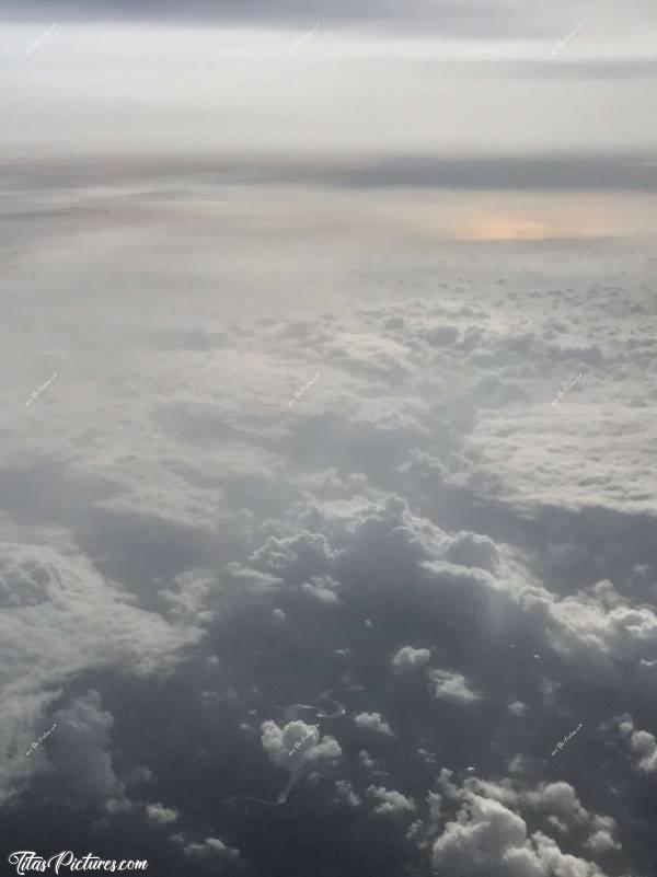 Photo Le Finistère vu du Ciel : Le Finistère vu du Ciel. Vue un peu effrayante et envoûtante à la fois avec le soleil qui reflète sur la mer..c, Nuages, Vue du Ciel