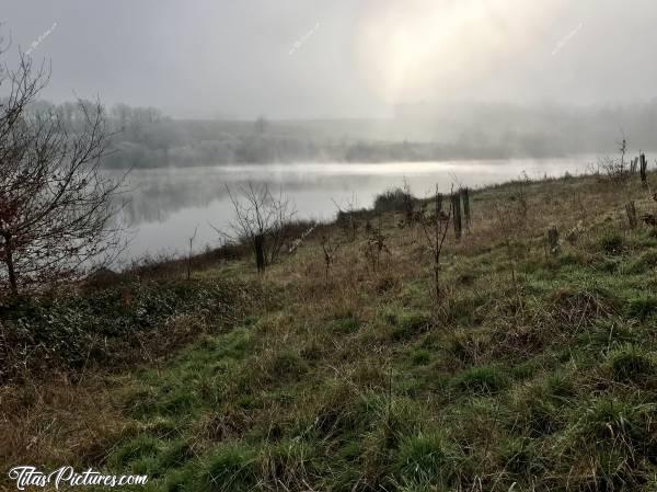 Photo Lac de la Vouraie : Drôle d’ambiance ce jour-là, au Lac de la Vouraie 😧😅 Un brouillard givrant très épais qui laissa passer le soleil que quelques minutes, donnant ces couleurs très « fin du monde » je trouve 😅😍c, Lac de la Vouraie, Saint-Hilaire-le-Vouhis, brouillard givrant