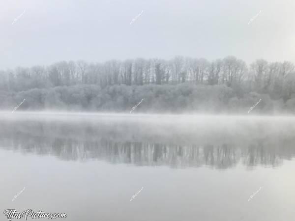 Photo Lac de la Vouraie : Euh.. Je suis rendue dans quel pays là? 🧐😅 On se croirait au Canada ou dans un pays de grand froid 🥶😅
Un beau brouillard givrant 😍c, Lac de la Vouraie, Saint-Hilaire-le-Vouhis