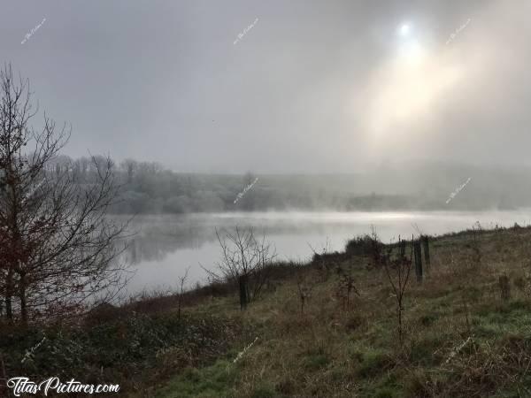 Photo Lac de la Vouraie : Drôle d’ambiance ce jour-là, au Lac de la Vouraie 😧😅 Un brouillard givrant très épais qui laissa passer le soleil que quelques minutes, donnant ces couleurs très « fin du monde » je trouve 😅😍c, Lac de la Vouraie, Saint-Hilaire-le-Vouhis, brouillard givrant