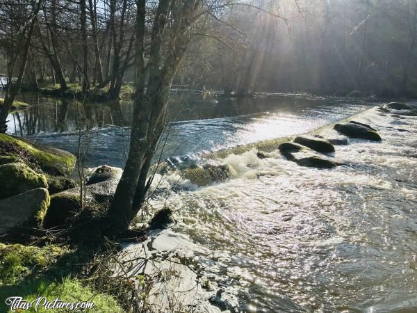 Photo Le Parc de la Barbinière : Belle petite chute d’eau sur la Sèvre Nantaise, au Parc de la Barbinière, à St-Laurent-sur-Sèvre 😍🥰
Mode “Normal”. Quelle version préférez-vous? 🤔c, Parc de la Barbinière, St-Laurent-sur-Sèvre