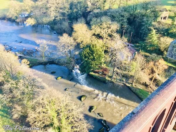 Photo Le Parc de la Barbinière : La Sèvre Nantaise vu des hauteurs du Viaduc de Barbin, au parc de la Barbinière. Il a tellement plu les jours précédents, que l’eau est bien boueuse 😅c, Parc de la Barbinière, St-Laurent-sur-Sèvre, Viaduc