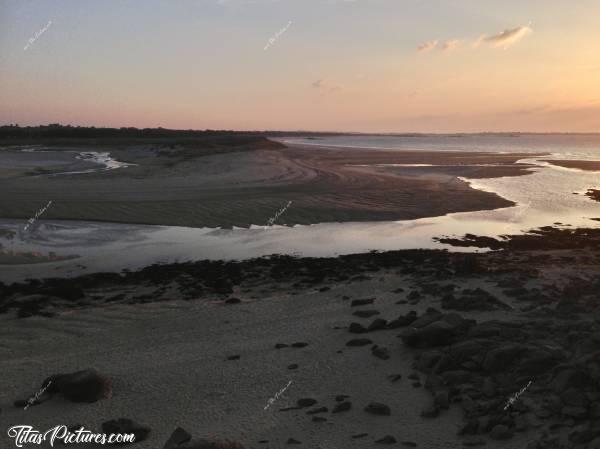 Photo La Baie du Kernic : Petite balade de fin de journée à la Baie du Kernic, par marée basse. Quel beau dégradé dans le ciel 😍🥰c, Baie du Kernic, Porsmeur, Porsguen, Rochers, Dune, Mer