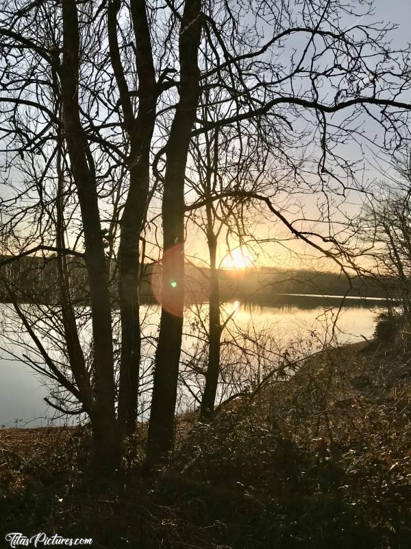 Photo Lac de la Vouraie : Coucher de soleil très agréable au Lac de la Vouraie, en cette belle soirée de début Janvier 😍🥰c, Lac de la Vouraie, Saint-Hilaire-le-Vouhis