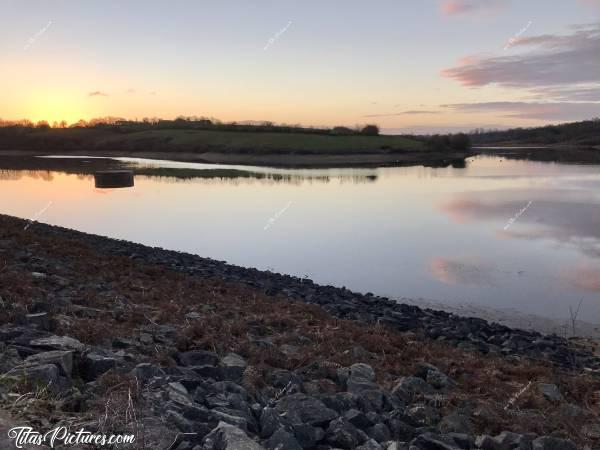 Photo Lac de la Vouraie : Coucher de soleil au barrage du Lac de la Vouraie, à Saint-Hilaire-le-Vouhis. Quelle ambiance relaxante je trouve, pas vous ? 😍🥰c, Lac de la Vouraie, Saint-Hilaire-le-Vouhis, Barrage