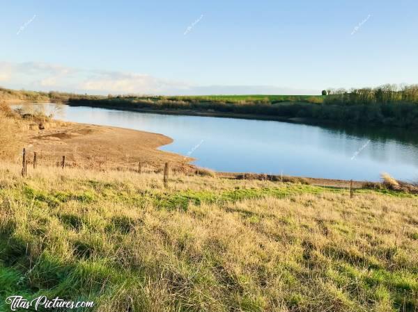 Photo Lac de la Vouraie : Belle randonnée ensoleillée au Lac de la Vouraie en début Janvier. Le niveau de l’eau était assez bas pour la saison, mais il a très vite remonté. Une semaine plus tard, tout le banc de sable était recouvert  👍🏻😍c, Lac de la Vouraie, Saint-Hilaire-le-Vouhis