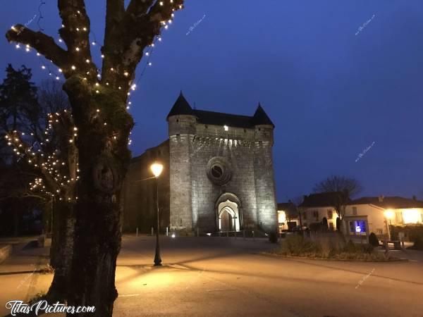 Photo Eglise fortifiée du Boupère : L'Église St Pierre, fut classée monument historique à l'inventaire de 1862. Cet édifice roman de la fin du XIIème siècle a été fortifié au XVème siècle pendant la guerre de Cent ans et agrandi à la fin du XIXème siècle.c, Eglise fortifiée, le Boupère, Place de l’Eglise