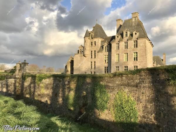 Photo Le Château de Kerjean : La façade arrière du Château de Kerjean, à Saint-Vougay. 
C’est la toute première fois que je la vois sans échafaudage 😅😍c, Château de Kerjean, Saint-Vougay, remparts, douves