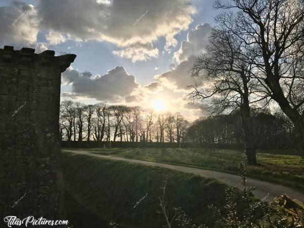 Photo Le Château de Kerjean : Magnifique Coucher de Soleil sur le parc de l’arrière du Château de Kerjean 😍😎c, Château de Kerjean, coucher de soleil, grands arbres