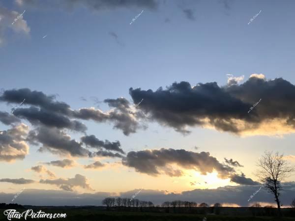 Photo Coucher de soleil : Beau Coucher de Soleil sur la Campagne de Taulé, dans le Finistère Nord. J’aime beaucoup le rendu que font ces nuages 😍🥰 On dirait une chaîne de montagnes à l’horizon 🤔😍c, Coucher de soleil, Campagne, nuages