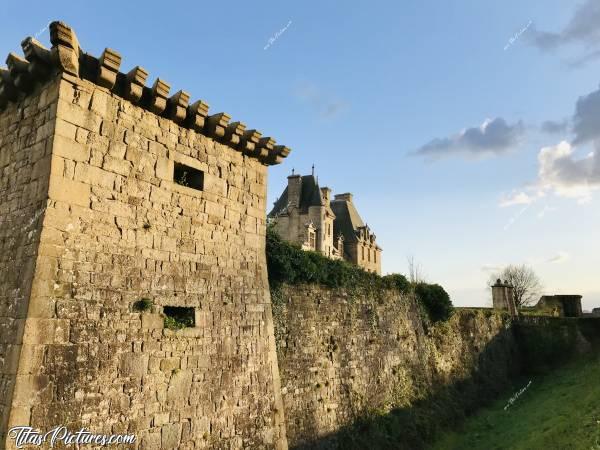 Photo Le Château de Kerjean : La Façade arrière du Château de Kerjean, à St Vougay. Elle a été en travaux pendant des années. Et je crois bien que c’est la première fois que je la vois sans échafaudage 😅 Pourtant, je suis souvent allée marcher dans son Parc..c, Château de Kerjean, Saint-Vougay, remparts, douves