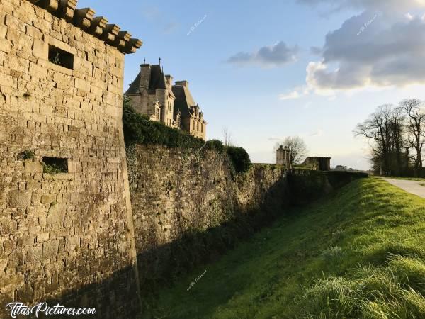 Photo Le Château de Kerjean : La Façade arrière du Château de Kerjean, à St Vougay. Elle a été en travaux pendant des années. Et je crois bien que c’est la première fois que je la vois sans échafaudage 😅 Pourtant, je suis souvent allée marcher dans son Parc depuis le primaire 😅c, Château de Kerjean, façade arrière, douves