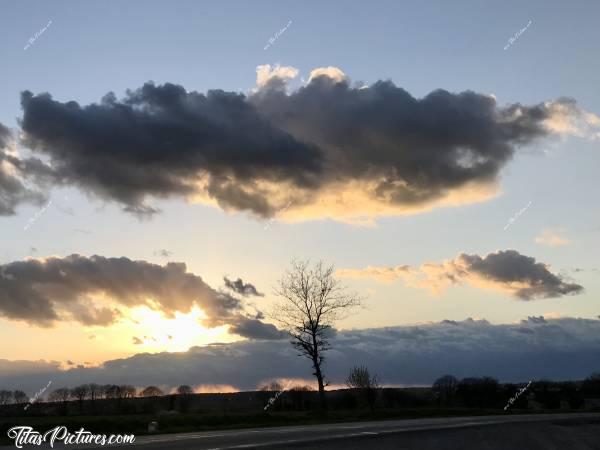 Photo Coucher de soleil : Beau Coucher de Soleil sur la Campagne de Taulé, dans le Finistère Nord. J’aime beaucoup le rendu que font ces nuages 😍🥰c, Coucher de soleil, Campagne, nuages