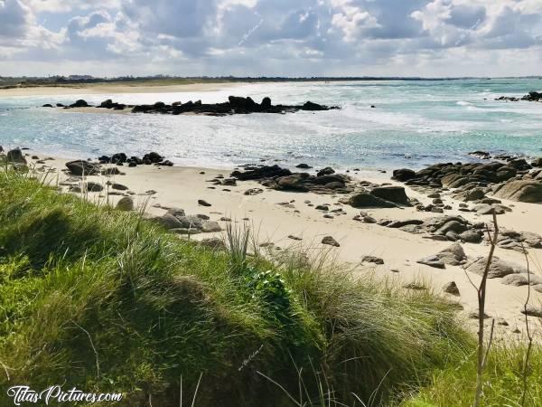 Photo La Baie du Kernic : La Baie du Kernic à marée montante. Quel beau contraste de couleurs, avec ce beau bleu turquoise qui ressort sur le blanc du sable fin 😍🥰
Ce passage étroit entre la mer et la baie est très dangereux avec les courants des marées 😅c, Baie du Kernic, rochers, dune, sable blanc