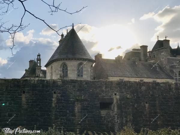 Photo Le Château de Kerjean : Jeu de lumière de fin de journée, sur une des plus belles façades du Château de Kerjean.c, Château de Kerjean