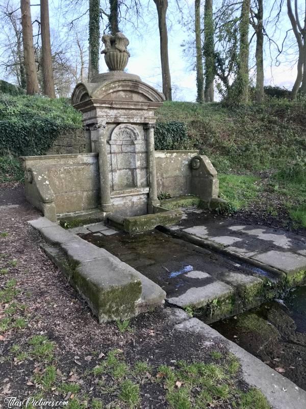 Photo Fontaine ⛲️ : La Fontaine du Château de Kerjean. 
Il s’agit d’une architecture de style Renaissance. La niche que l’on voit, aurait accueilli autrefois une Statue de Saint.c, Fontaine, Château de Kerjean, Saint-Vougay