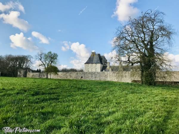 Photo Le Château de Kerjean : Vue sur la Façade Ouest du Château de Kerjean. Quand j’étais petite, il y avait pleins de beaux et grands arbres le long de cette façade. Les nombreuses tempêtes et les maladies ont fait un carnage 😔
Mais le côté positif, c’est que maintenant, le Château est bien visible 😊c, Château de Kerjean, Saint Vougay