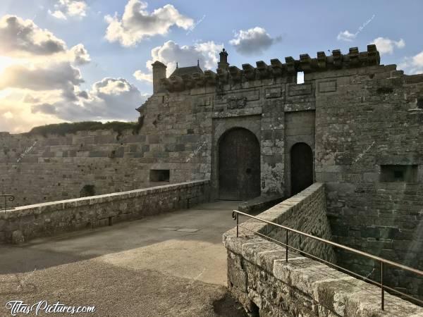 Photo Le Château de Kerjean : La Porte d’Entrée principale du Château de Kerjean. Il est entouré de profondes Douves.c, Château de Kerjean, porte d’entrée