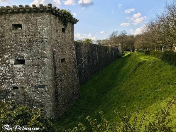 Photo Le Château de Kerjean : Vue sur les Douves du Château de Kerjean. Petite, je jouais au toboggan et au rouler-bouler sur ces pentes 🤭😅c, Château de Kerjean, Saint Vougay