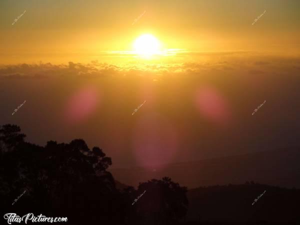 Photo Coucher de soleil sur la mer : Coucher de soleil sur la mer Vue des Hauteurs du Sud de l’Ile. Une de mes photos préférées..c, Île de la Réunion, coucher de soleil, mer, nuages
