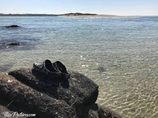 Photo La Baie du Kernic : Petit bain de pieds très agréable en ce bel été, à la Baie du Kernic. J’ai posé mes sandales sur le rocher, afin de donner une échelle de grandeur. En face, il s’agit du bout de la dune de Keremma.c, Tita’s Pictures, Finistère, Baie du Kernic, Mer, Rochers, Dune