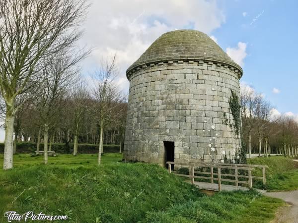 Photo Pigeonnier : Le Pigeonnier du Château de Kerjean. Quand j’étais petite, il était entouré de grands arbres qui le cachait entièrement. Depuis, ils ont tous été coupés 😭 Malades également je suppose.. 🧐🤨c, Pigeonnier, Château de Kerjean